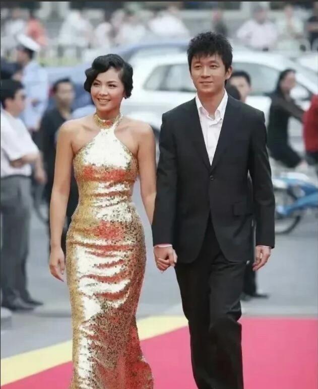 不敢相信早年间刘涛的红毯造型是这么的难看，这一身礼服裙一点都不符合她大明星的身份