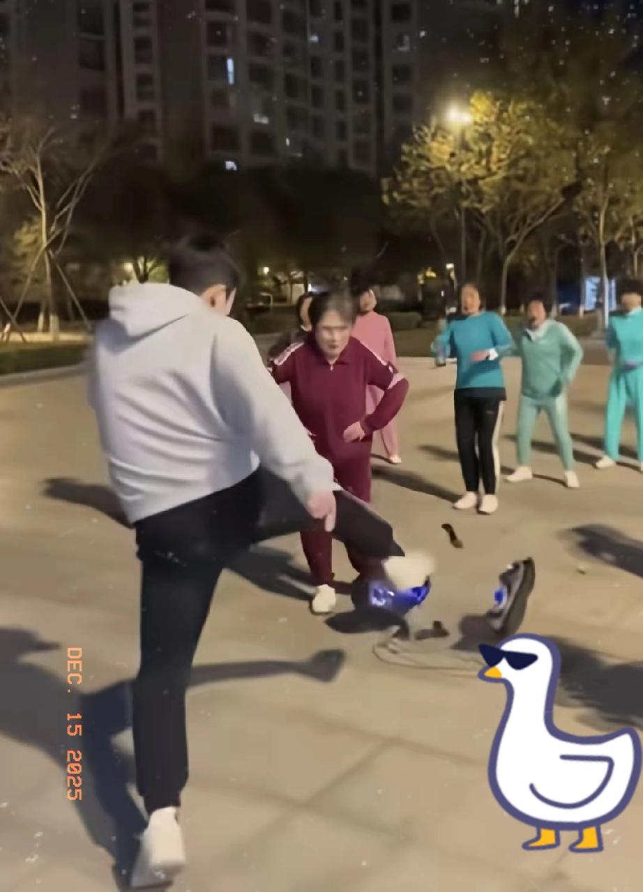 小伙子下楼对正在跳广场舞的大妈斥说道:“都快11点了，大家都休息了，明天还要上班