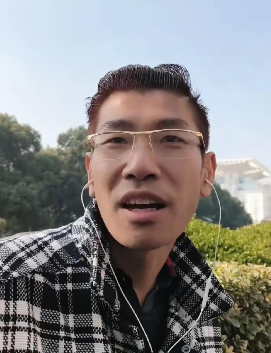 半桶水晃荡！张半仙危言耸听，劝投资者趁着反弹抓紧止损，这简直就是脱裤子放屁，多此