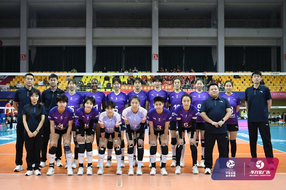 天津女排上一场马丁内兹和一堆新人与江苏女排打满五局，两分惜败这一场在另一个外援娜