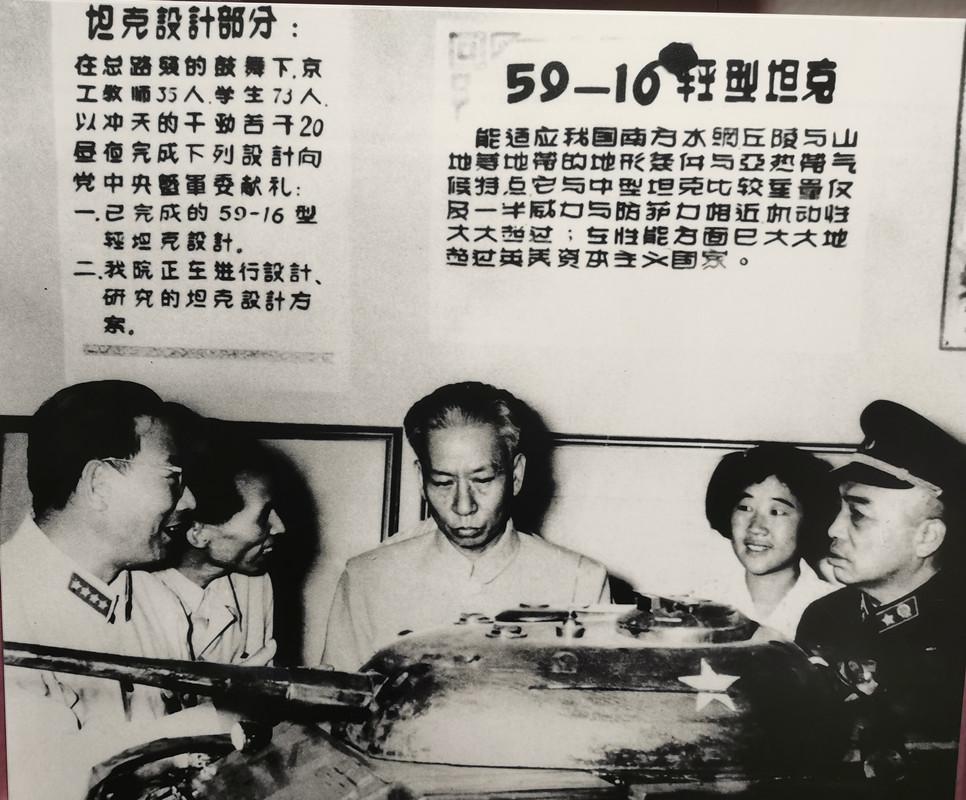 彭德怀陪同刘少奇视察装甲兵，仔细观看59式坦克模型。右边是彭德怀元帅，他是国防部