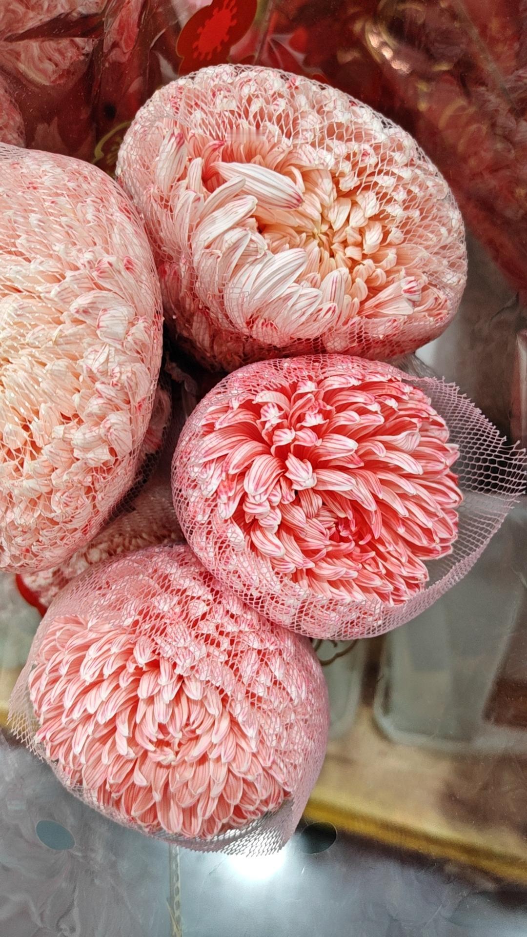 1.婆婆根本不需要拿捏你，只要她不出钱不出力，跟你住在一起，但她儿子特别听她的话