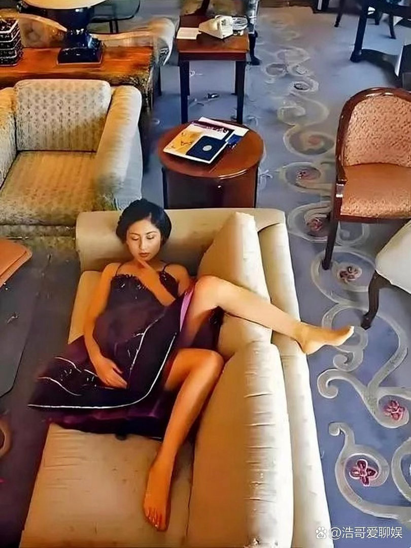 陈红二十多年前在陈凯歌家中的旧照，慵懒躺在沙发上，眉眼动人，不愧是人间尤物！