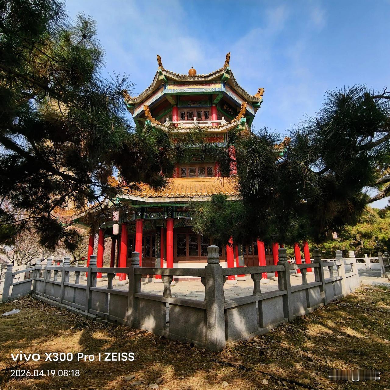 在长春伊通河畔，东大桥下游，河岸的左侧，有一座被杏花桃花和青松包围的仿古建筑，叫