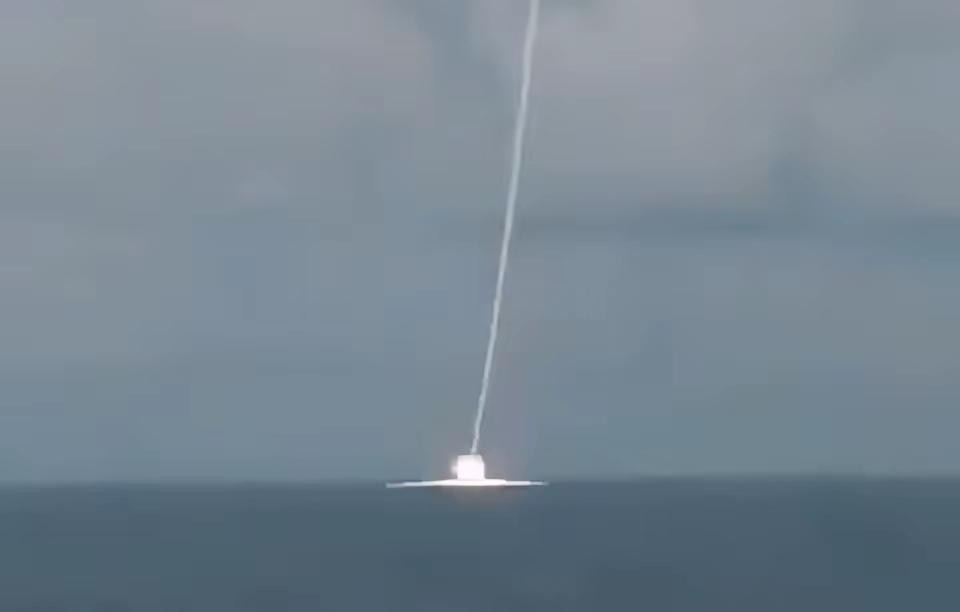 霸气！仿佛如来佛掌，灌顶击杀。中国海军当着几个国家的面，发射舰空导弹使用高抛弹道