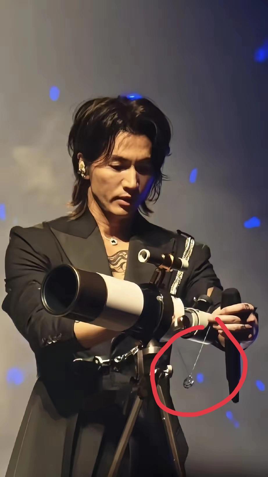 真怀念从不用嘴说！S妈夸具俊晔“天天守墓”的话术还在耳边，言承旭已用沉默戳