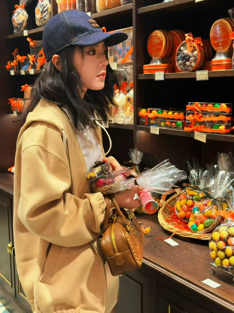 赵今麦在糖果店眼睛都亮了赵今麦秋日街头的松弛感赵今麦糖果店可爱路透，面对满架糖果