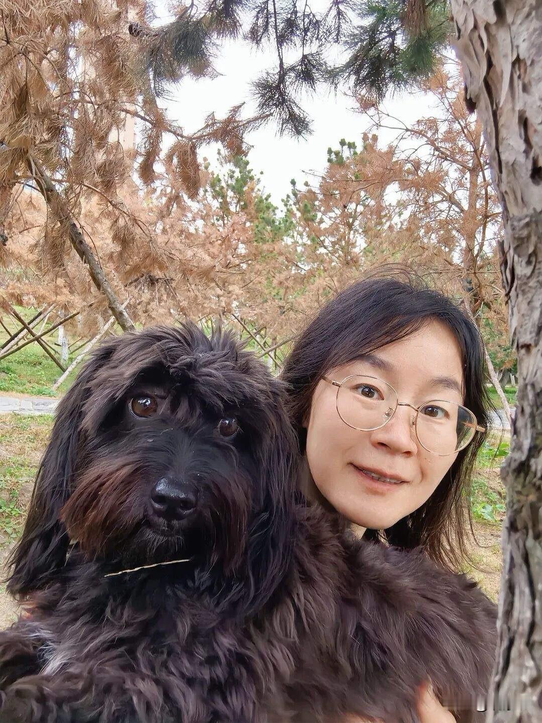 一位大姐在网上发帖，情真意切地给自己的小狗庆祝四岁生日。配文写得那叫一个感人，说