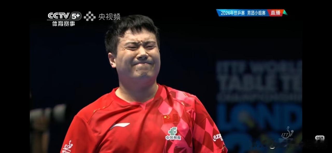 看着梁靖崑失利后的无奈表情在看台上的龙队无奈地抓紧了自己的头发，真心急啊！也真