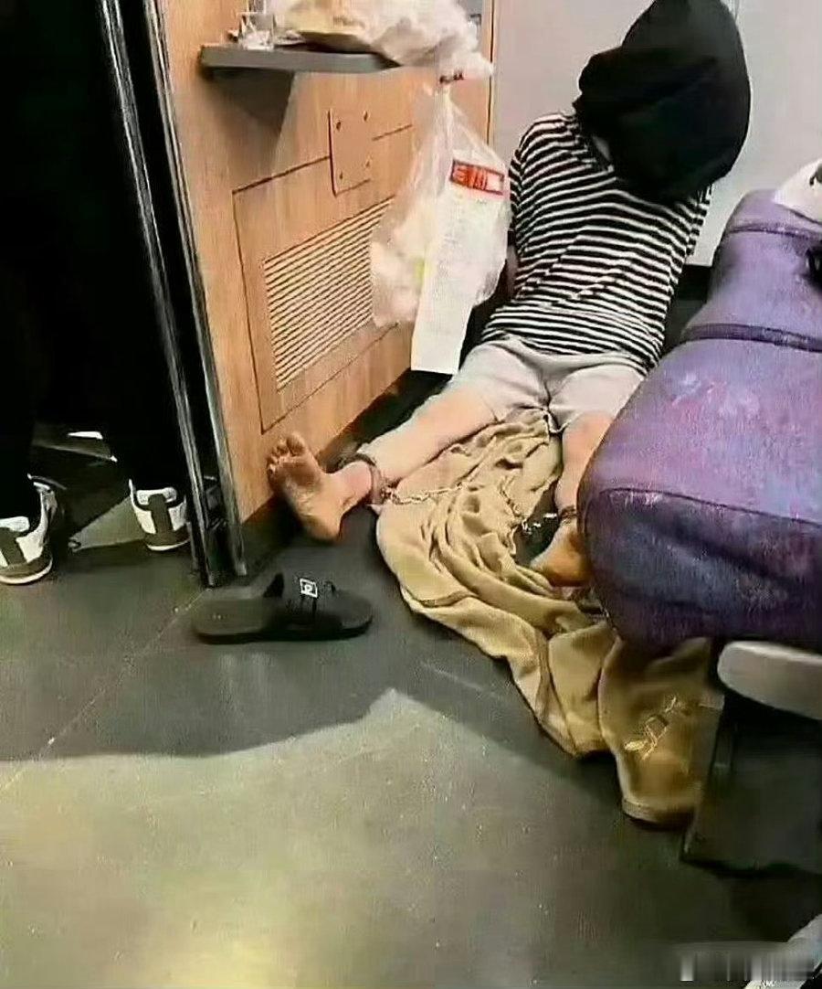 高铁上遇到的，好恐怖，没人管管嘛?​​​