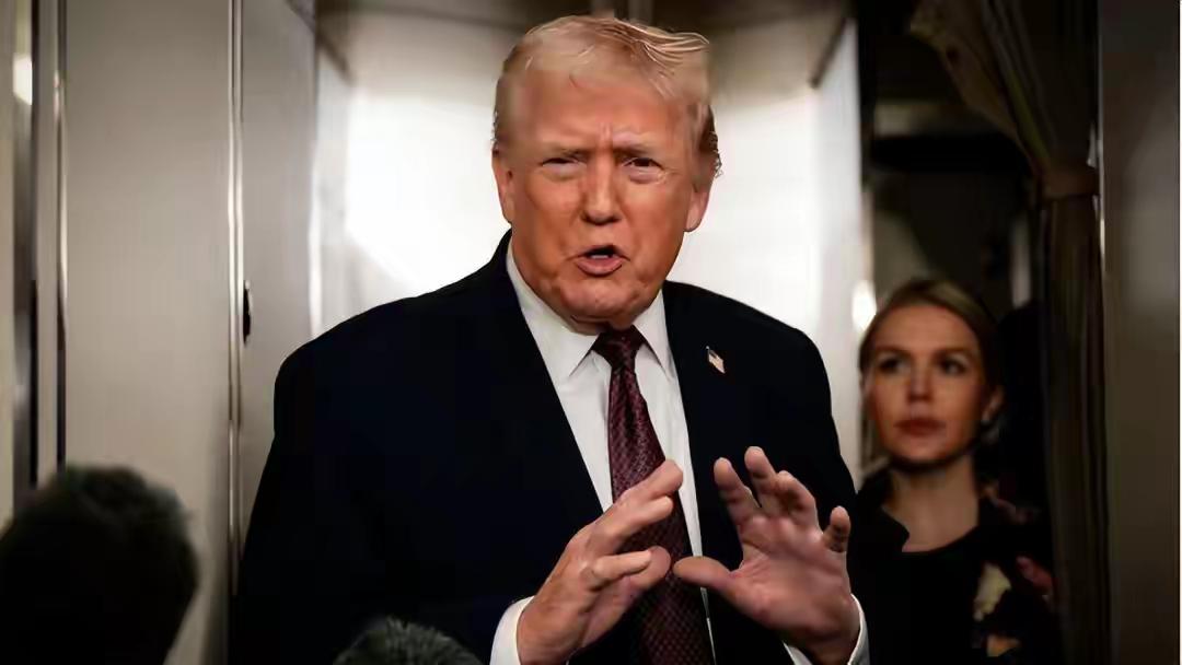 大快人心！特朗普刚对全球加新关税，就遭致命一击，数万亿美元赔偿压顶！重磅暴