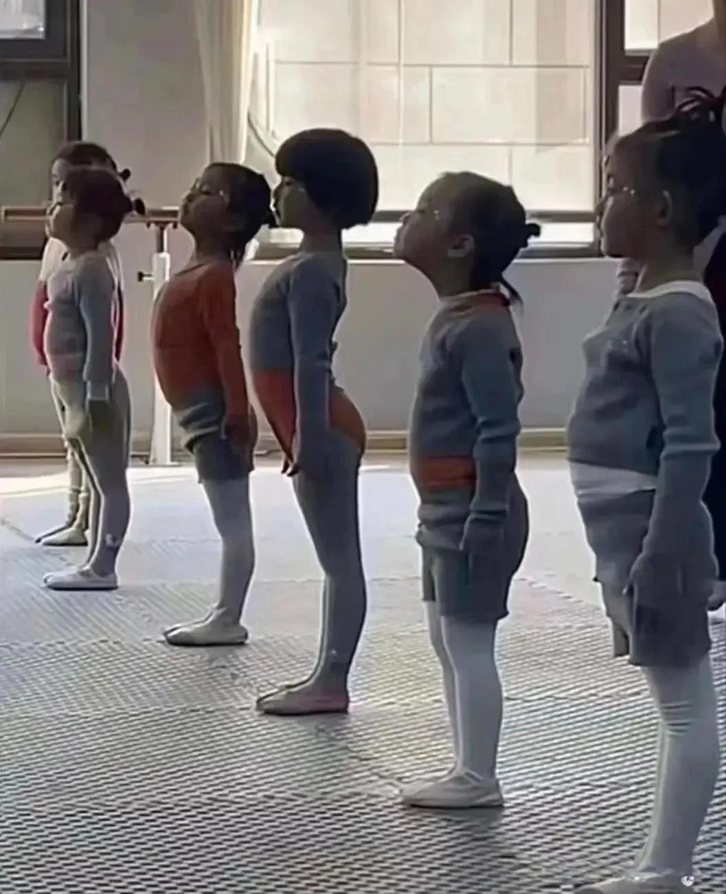 这个孩子反而是最正常的一个～