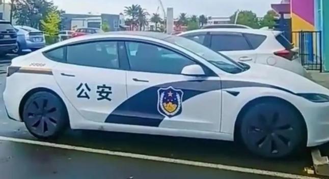 中国政府又要背黑锅？新西兰奥克兰街头，出现多辆喷涂有中国公安标识的车辆中