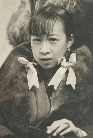 1945年，杨森最漂亮的九姨太正要上床睡觉，一抬头，发现20军军长夏炯竟站在自己