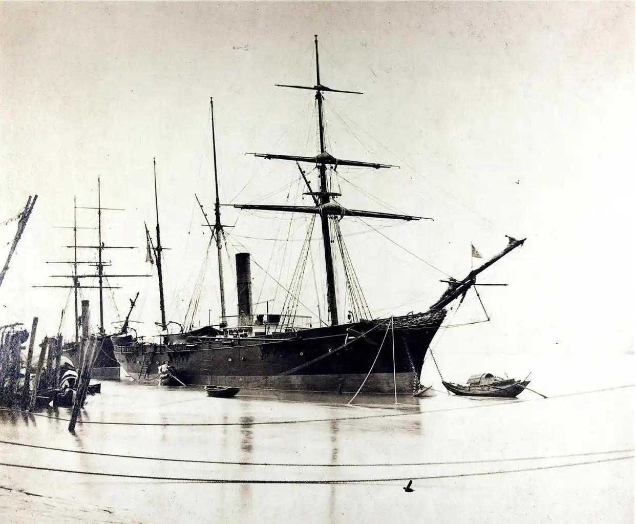 1884年8月23日，福建水师26艘战舰，在10艘法舰的突然袭击下，仅仅30分钟