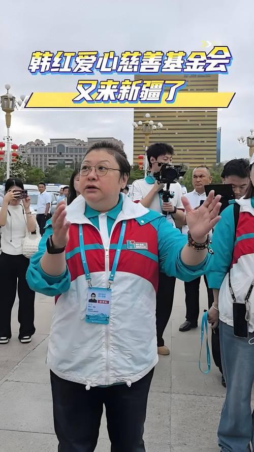 在娱乐圈中，韩红向来以直爽性情和重情重义为人熟知。关于她与臧天朔的关系，一直有不