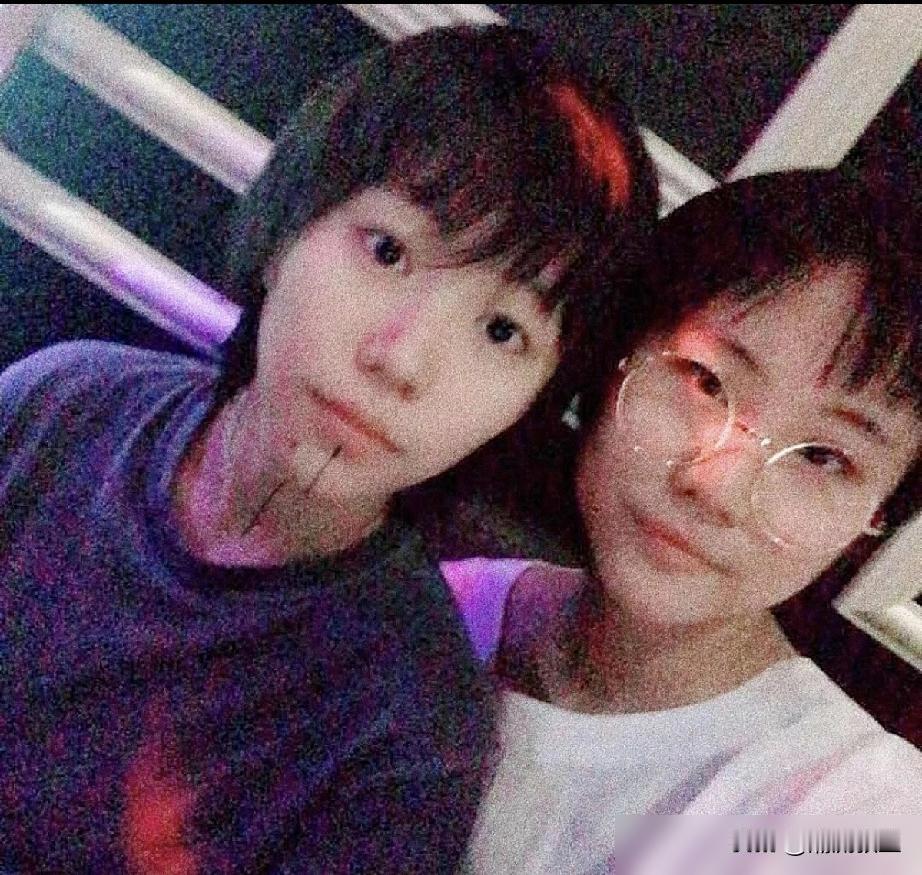 窦靖童，两个妹妹的“专属摄影师”。北京机场，她推着李嫣的行李箱。妹妹转头说话