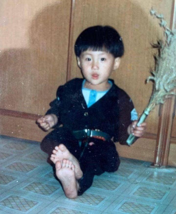 韩国顶流明星金宣虎小时候8岁时，曾经遭遇歹徒入室行凶。他妈妈用身体护住了金宣虎