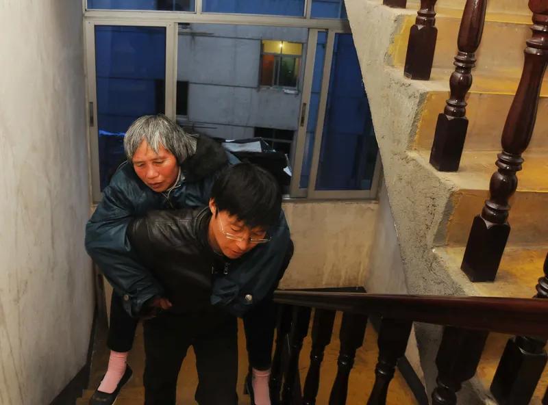 患有老年痴呆症的上海老妪，唯一能吐露的话语竟是：“乡下人滚开。”老妪的丈夫叹息