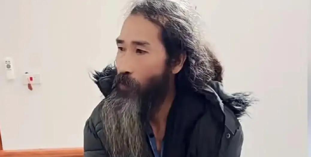 小松把胡子叔叔那间漏雨的破屋彻底翻了个遍，白墙新瓦、防滑地砖、亮堂灯泡，连门口都