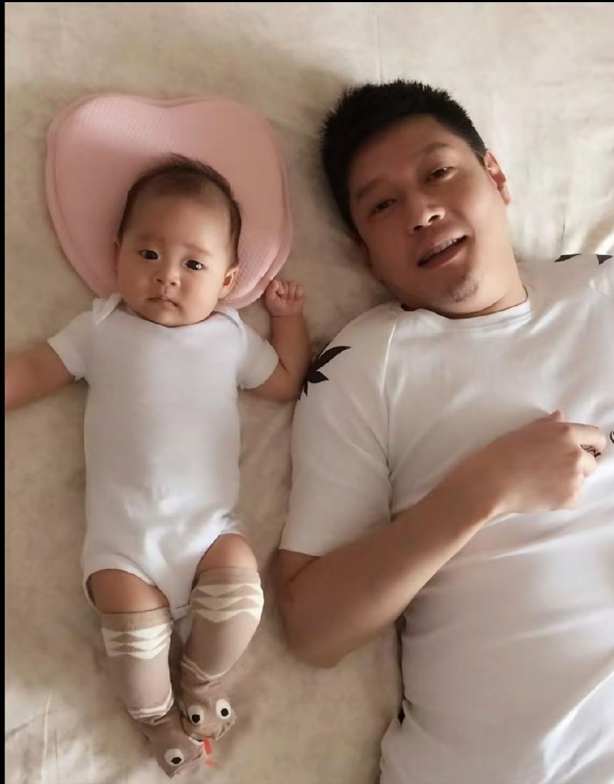 邱导暖心父爱双在线，待莎莎如亲闺女，疼自家小宝贝满心温柔邱贻可真的是难得的