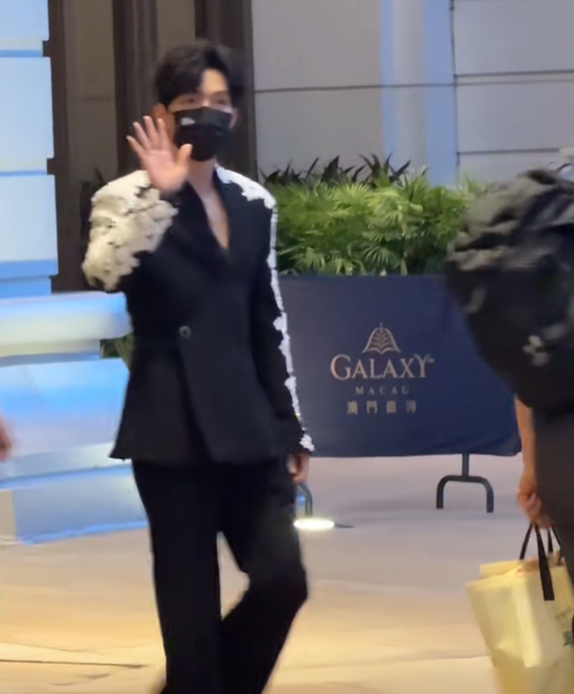 陈楚生坐三号桌，这事比唱歌还刺激。晚会还没散场，网友先炸了。大湾区晚会，三号桌什么概念？不是按姓氏排