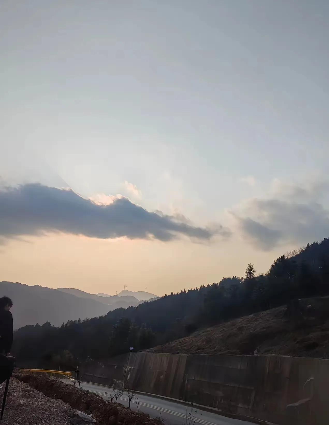 祭祖的时候真别乱说话，有些话随口一说，后果太让人后怕了。听朋友说她上坟时跟