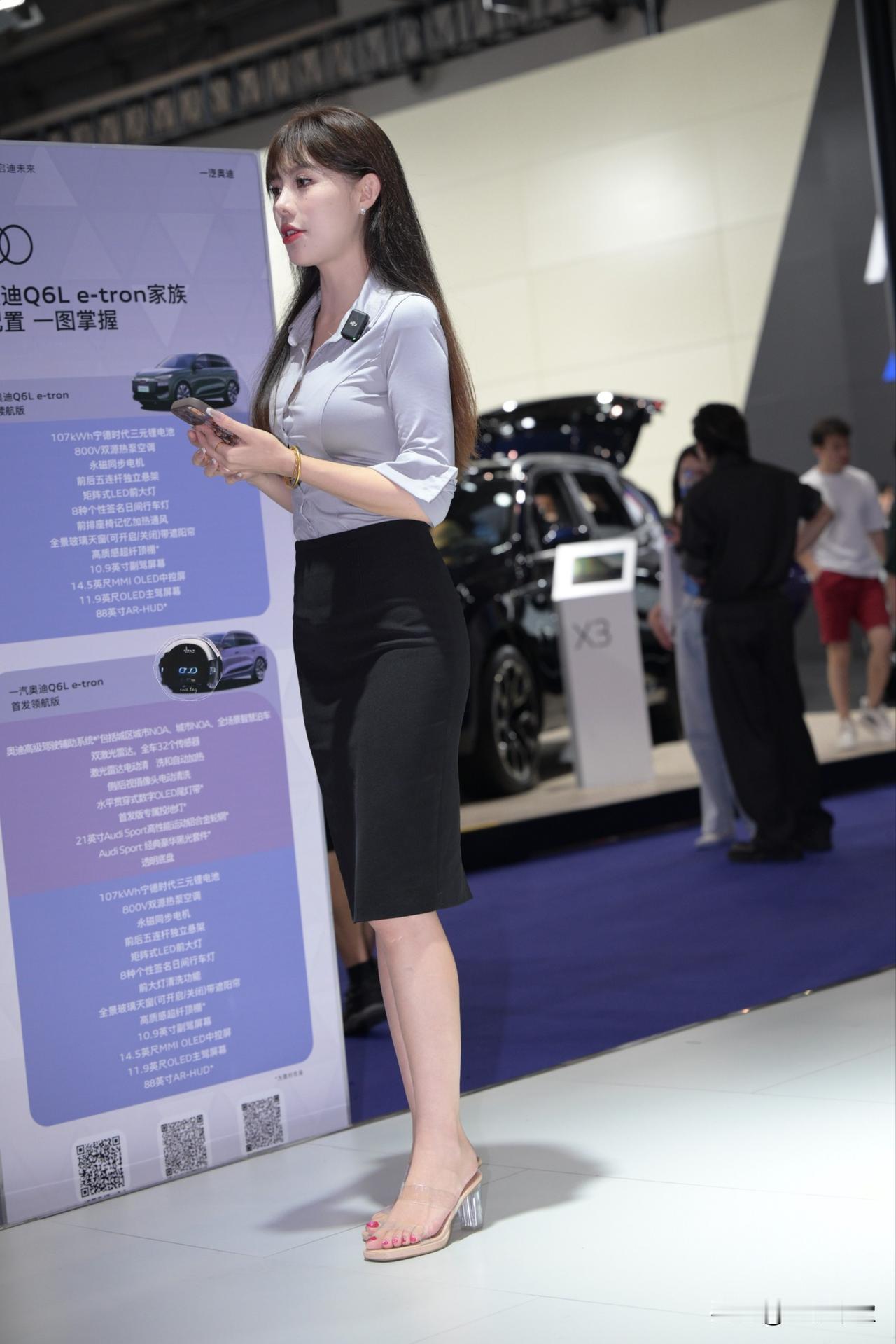 职业装把干练和柔美平衡得刚好～职场战神本装，利落！分享街拍小姐姐