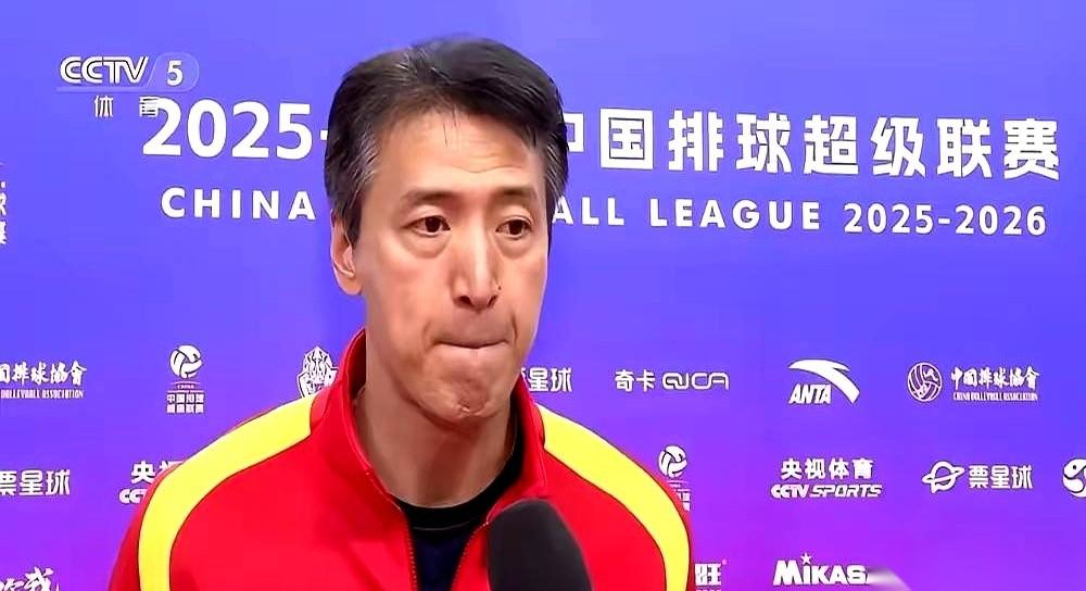 江苏女排这球看得人憋屈，问题真不在杨佳、唐欣那几个重炮手身上。她们在网前，一次