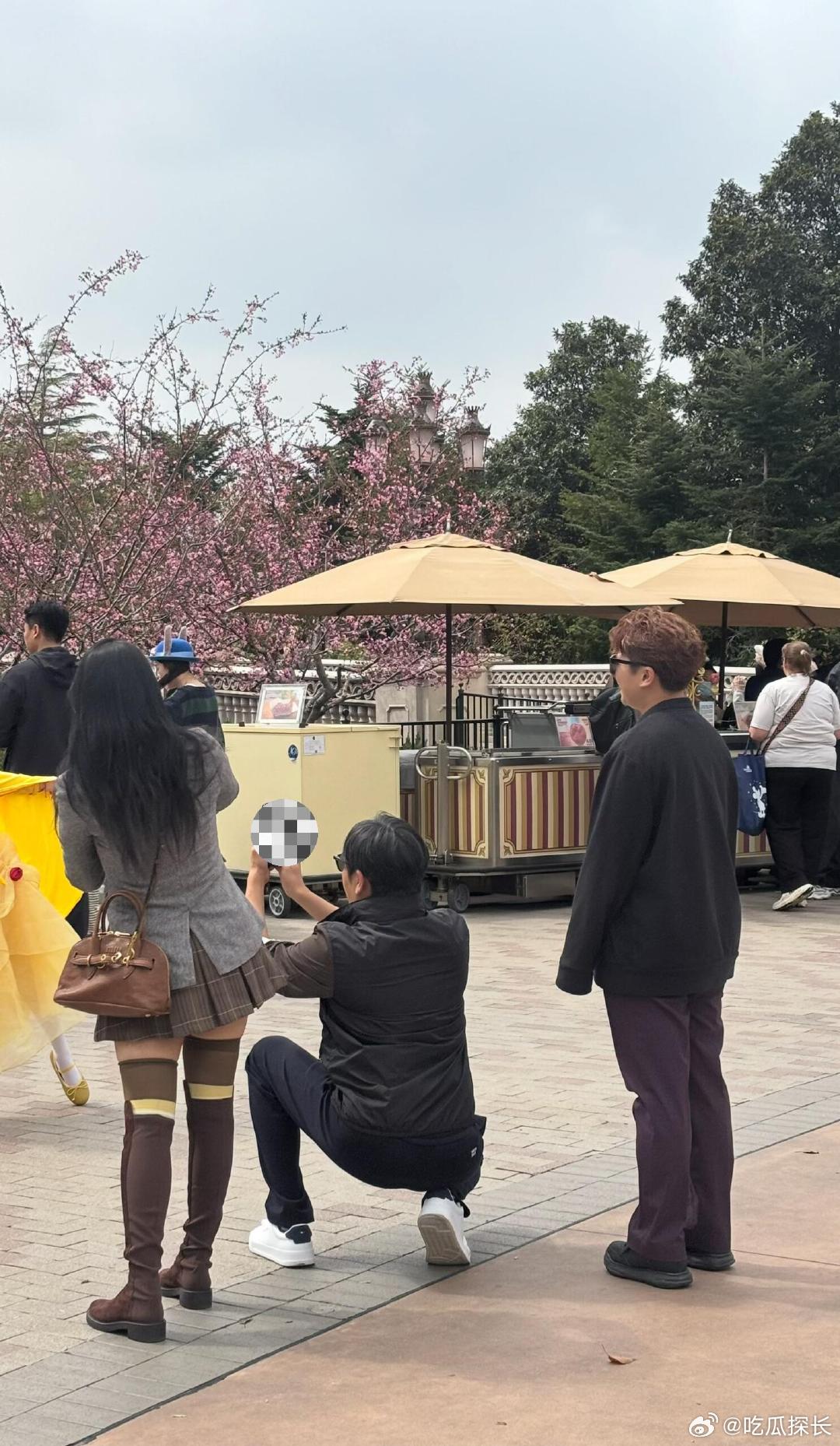 秦昊伊能静带米粒逛迪士尼迪士尼偶遇秦昊伊能静一家三口秦昊伊能静带米粒逛迪士尼，夫