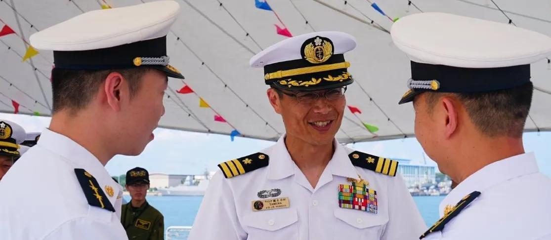 实力强大，是让对方尊重的基础。日本海自“最上”级护卫舰舰长，参观中国海军的054