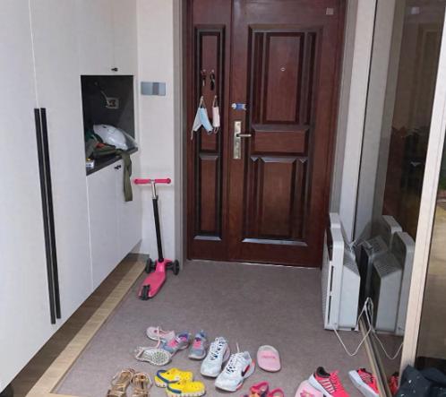 我家门口，以前里里外外铺了三块地垫。外面蹭灰、中间吸水、里面擦鞋底。每次进门跟过