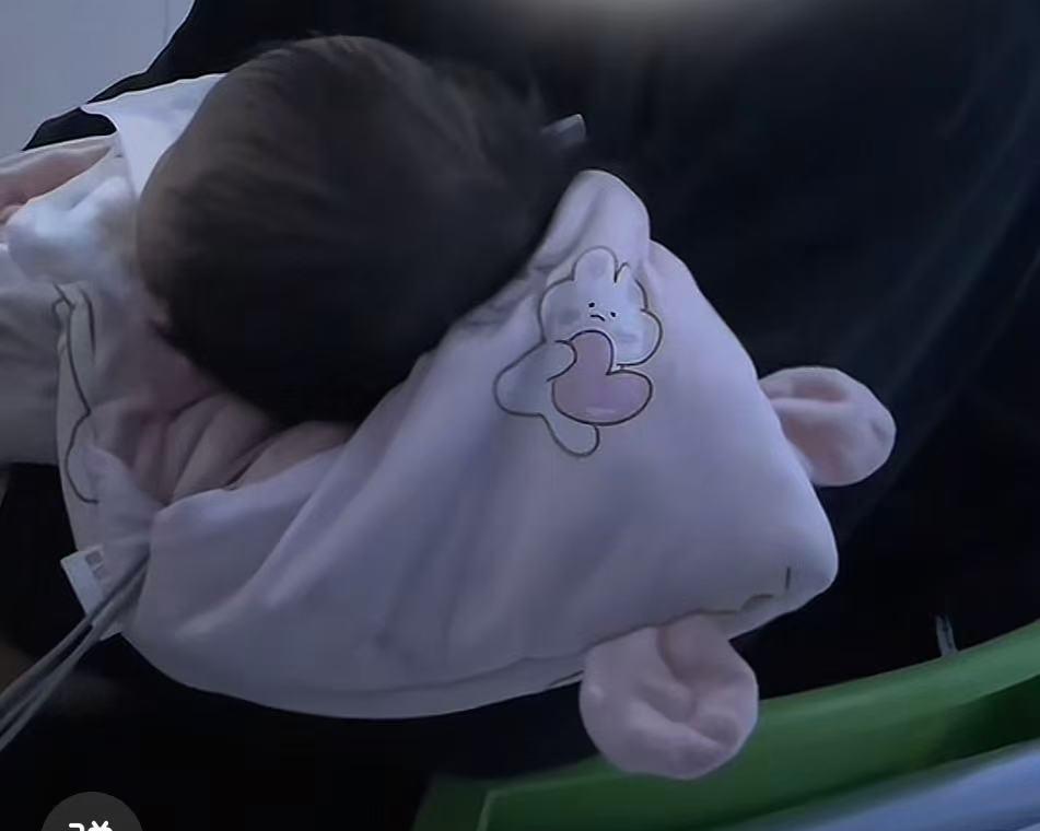奶奶用白酒给1个月大的孙子冲奶喝，而且还连酒带奶让孩子喝了120毫升！说真的，
