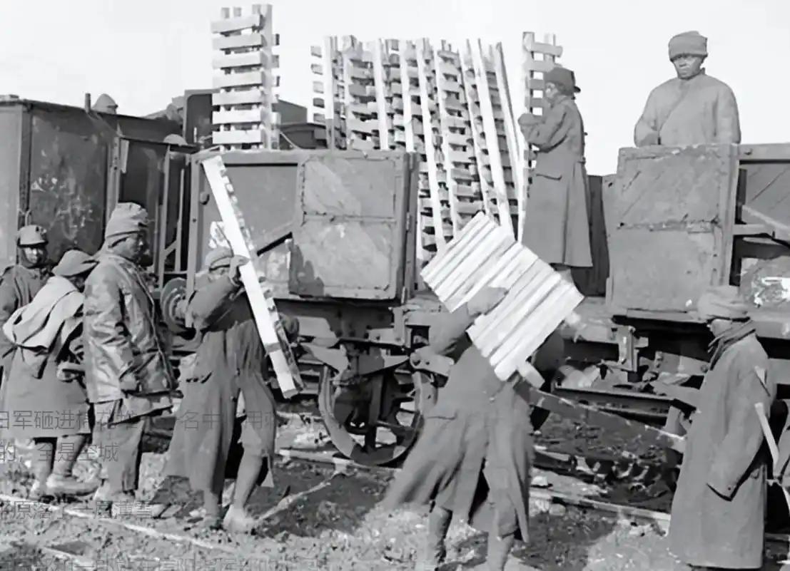 1917年初春,山东烟台港码头上人声鼎沸。成千上万名山东壮汉扛着破旧包袱,在招
