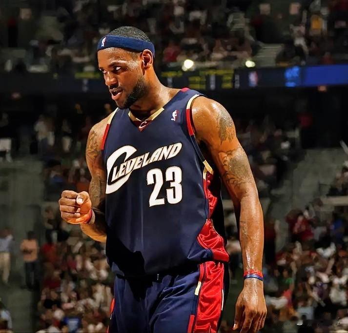 巴克利喊话詹姆斯：回骑士终老，别去勇士76人抱团冲冠！近日，NBA传奇名宿巴