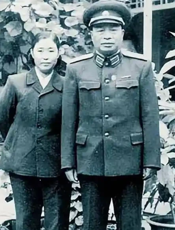 1954年，和丈夫分别25年的女红军，在路上遇到老战友，老战友对她说，你丈夫还活