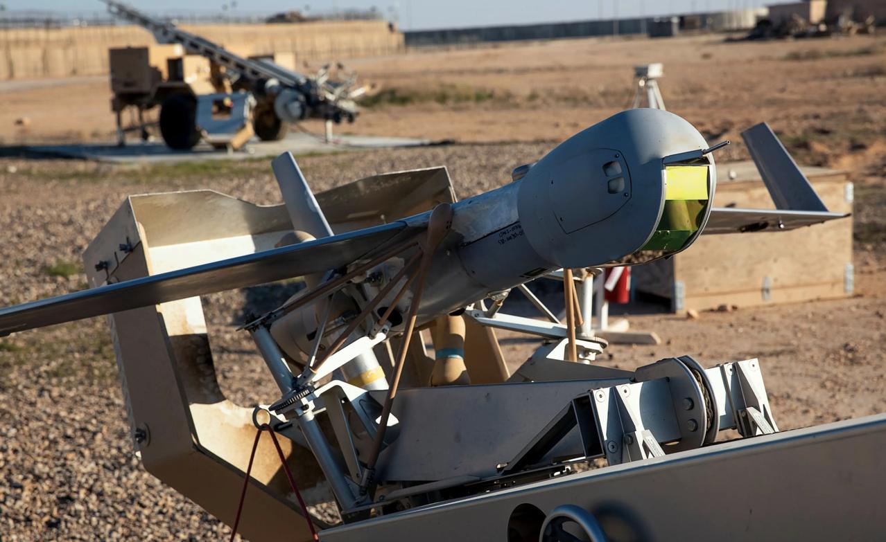 别再聊什么电子干扰了！现在流行“拉线”无人机，美军这回是真防不住。伊拉克的民兵