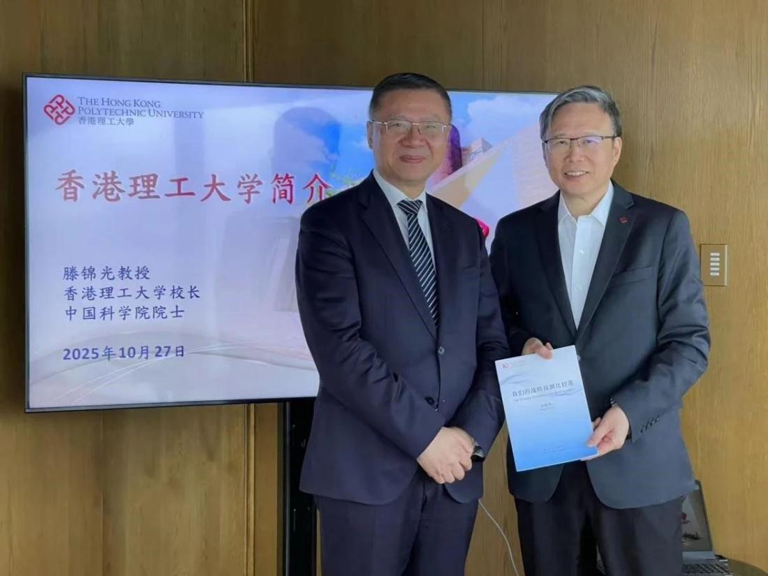 这是最近张维为教授到香港理工大学的照片。左边是复旦大学教授张维为，右边是香港理