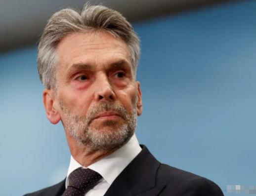 荷兰3月一刀切断28nm光刻机所有供应链，零件、维修、新机全锁死。 很多人以