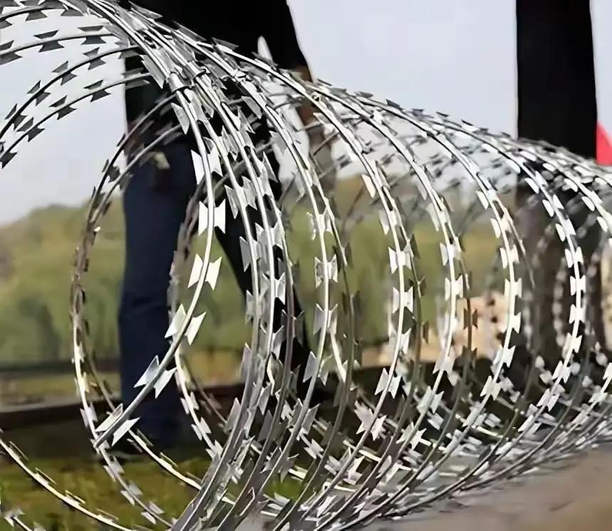 先有壶口瀑布建围墙，现在泰山拉150公里刀片式铁丝网，说一千道一万还是一个字，天