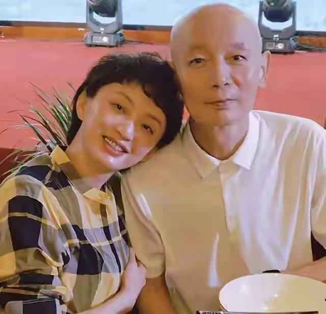 和葛优张嘉译合影的张澍微微一笑很温柔，文静的她嫁了个有名气的许亚军。