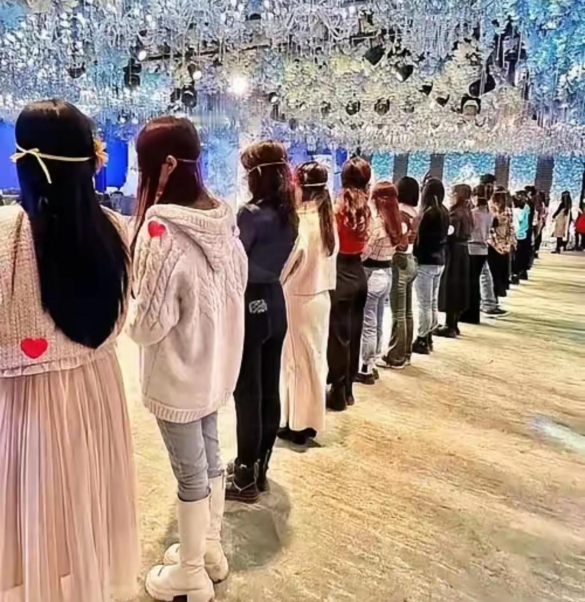 相亲会上几十上百个女生抢一个男生，这场景真不是夸张，有的城市男女比例都到1:50
