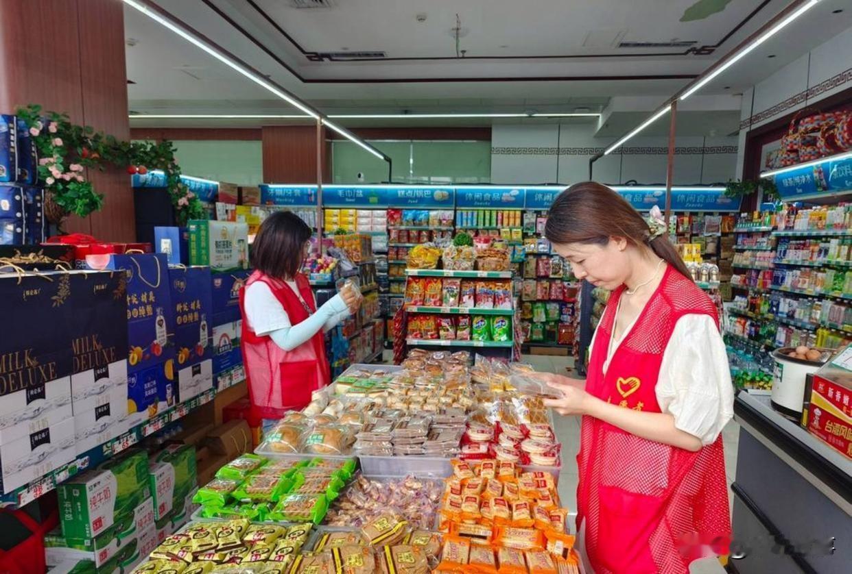 陕西，女大学生去超市打暑期工，做了6天，店长却发现，女生竟然在空储物间的角落，把