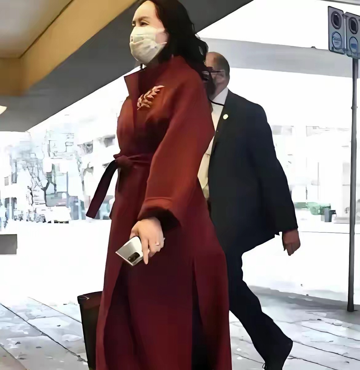 孟晚舟突然现身姚安娜新歌发布会现场，接过话筒说：“来给妹妹打call！”随后又说