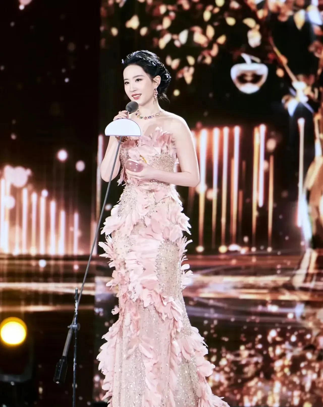 6月27日，白玉兰视后刘亦菲，稳了为了去白玉兰晚宴，她推掉了已经定好的LV