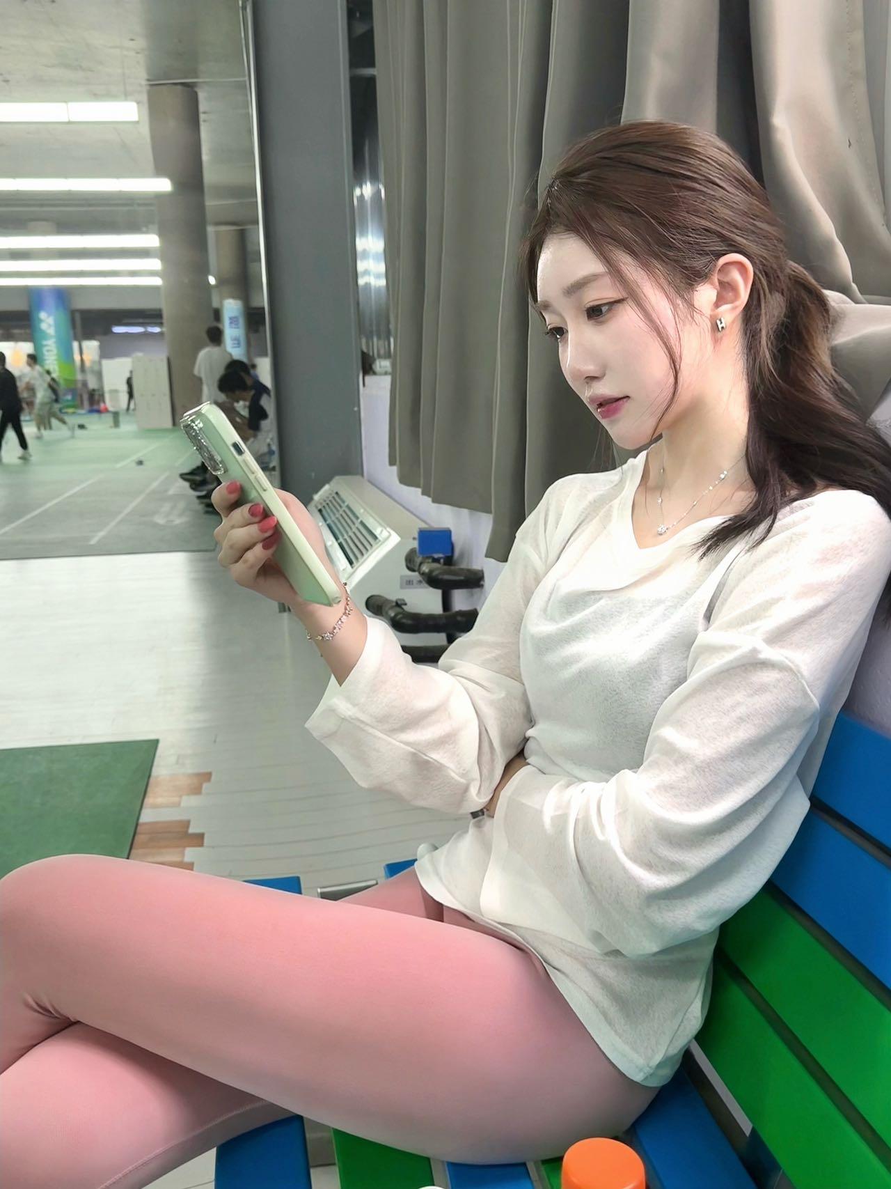 在咖啡馆里享受悠闲时光，手机在手，世界尽在掌握！📱🍵🌞