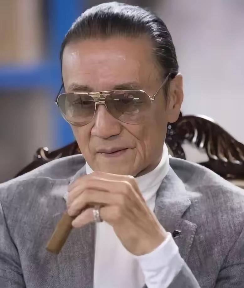 一场低调仓促的告别，撕开了一段长达十二年感情里最现实的软肋。谢贤离世的消息传出后