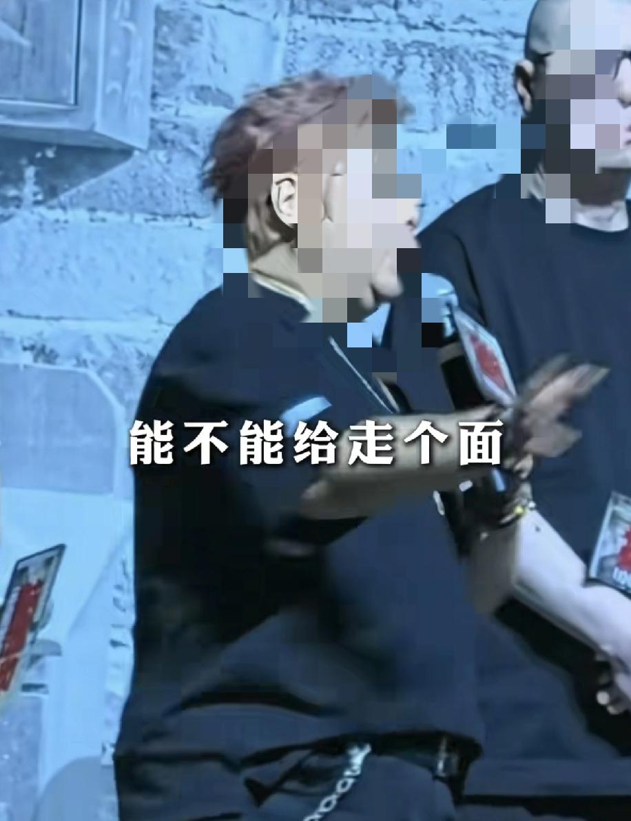 是谁在搞韩某的这个慈善基金？首先可以假设这次韩某去草原做慈善，那个阵势，那么多