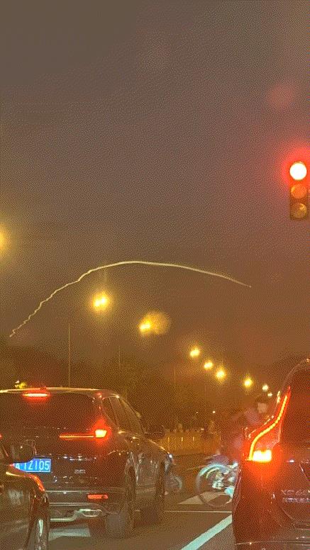 京冀上空突现“火箭云”！北京时间29日的傍晚，新疆、北京和河北的街头突然