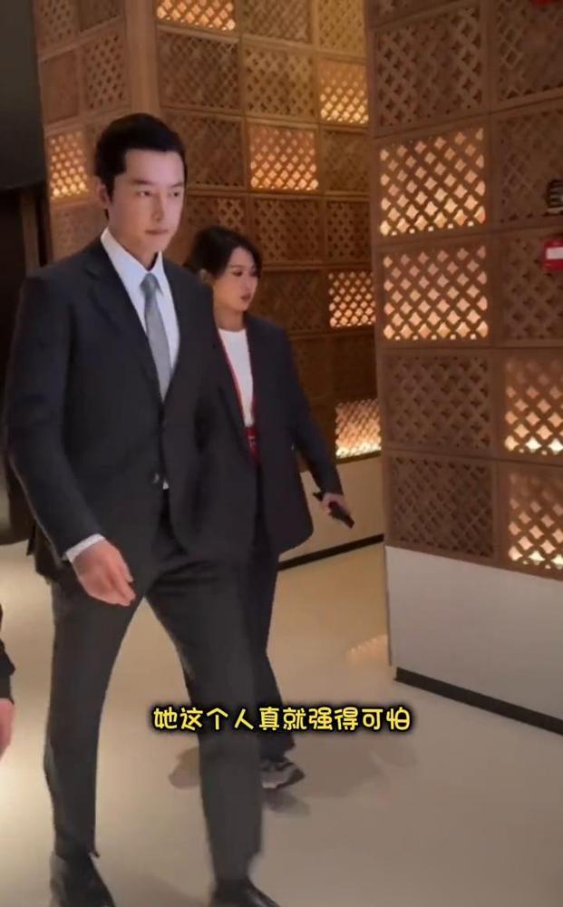 别再信什么小助理逆袭了，胡歌老婆这盘棋，7年前就布好了。第一步，家里砸80万送她